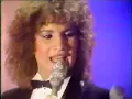 Pimpinela  "Olvidame y pega la vuelta" y "Dimelo delante de ella".