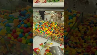 بدها من كل أنواع الحلويات 