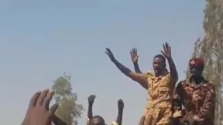 الملازم اول محمد صديق يخالف تعليمات ليحمى المتظاهرين 