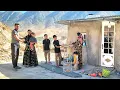 Download Lagu De bouw van het kippenhok wordt afgerond en er zijn heel speciale gasten en cadeaus voor de familie