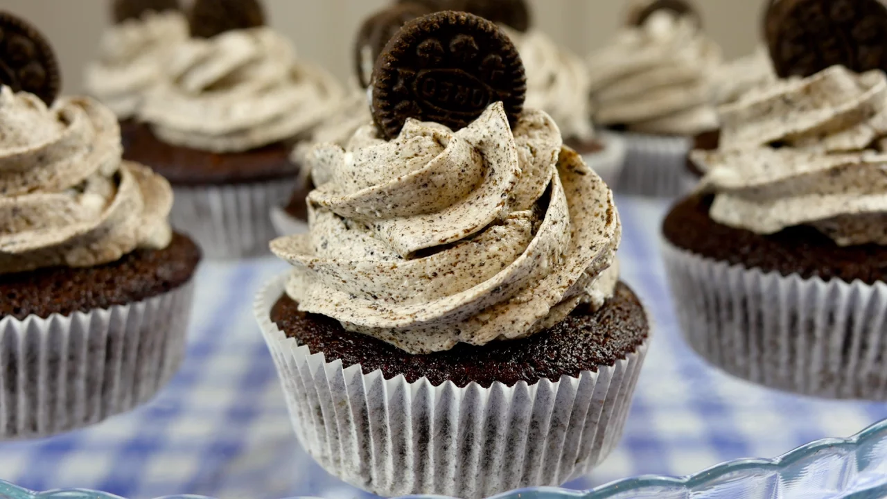 CUPCAKE DE OREO/ CUPCAKE PARA FESTA DE ANIVERSÁRIO/RECEITA FÁCIL/ TATIANE MARQUES
