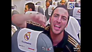 تذكرت أيام الوصال بقربكم فهيج قلبي بالوصال لهيب الله ماكان الفراق بـخاطري لكن تصريف الزمان عجيب 