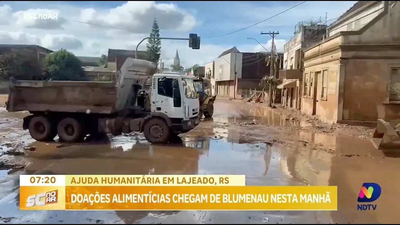 Doações alimentícias vindas de Blumenau chegam á Lajeado, RS, na manhã desta quarta-feira