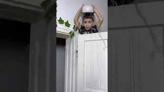 بدو يكب فوقي ماء بس صدمتو بلآخر  بدو يكب فوقي ماء بس صدمتو بلآخر