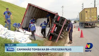 Caminhão tomba na BR-470 em Navegantes e provoca filas no trânsito