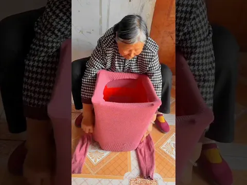 👕✨ حيلة رائعة بقميص قديم!  حوّلته الجدة إلى منظم عملي لحفظ الملابس 🧺💡