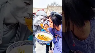    أمي ظنت أن أمامها تمثال ا  لكن بمجرد أن بدأت تأكل المعكرونة  انكشفت الحقيقة المذهلة     دندنها