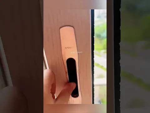 يشتري شاي الحليب بطريقة مميزة