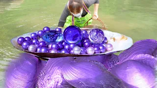 By the riverbank, she chanced upon a giant clam full of rare pearls bringing her great shock and joy