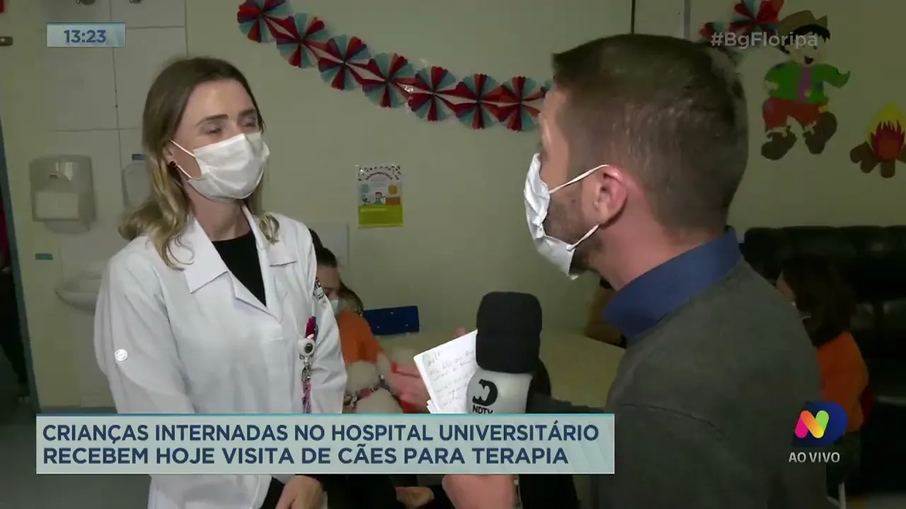 Crianças internadas no Hospital Universitário recebem visita de cães para terapia