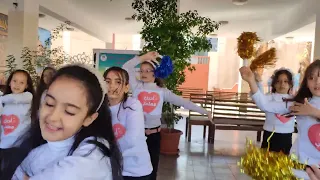 استعراض انشودة يامعلمنا وزهرات الصف الرابع 