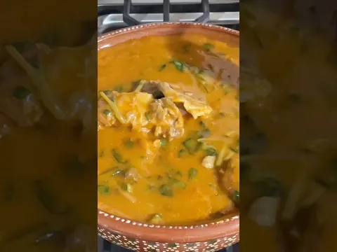 Mole de Huesitos de Cerdo con Espinacas #recetas #canaldecocina #cocina #chicharron #shortviral
