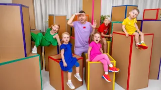 العب الغميضة في الصناديق مع خمسة أطفال دندنها