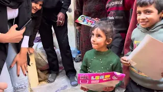 توزيع هديا للأطفال 💝🎁🎉 مع بابانويل 🎅في عيد الميلاد 🎊   #حيدر_زعيتر