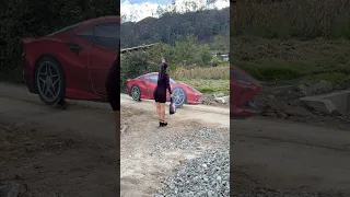 Quiso presumir un Uber Ferrari y terminó engañada en un carro de cartón 🏎️🤣  #comedy   #humor