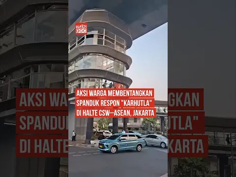 Aksi Warga membentangkan Spanduk Respon Karhutla di Halte CSW–ASEAN Jakarta