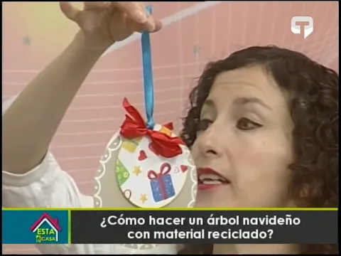 ¿Cómo hacer un árbol navideño con material reciclado?