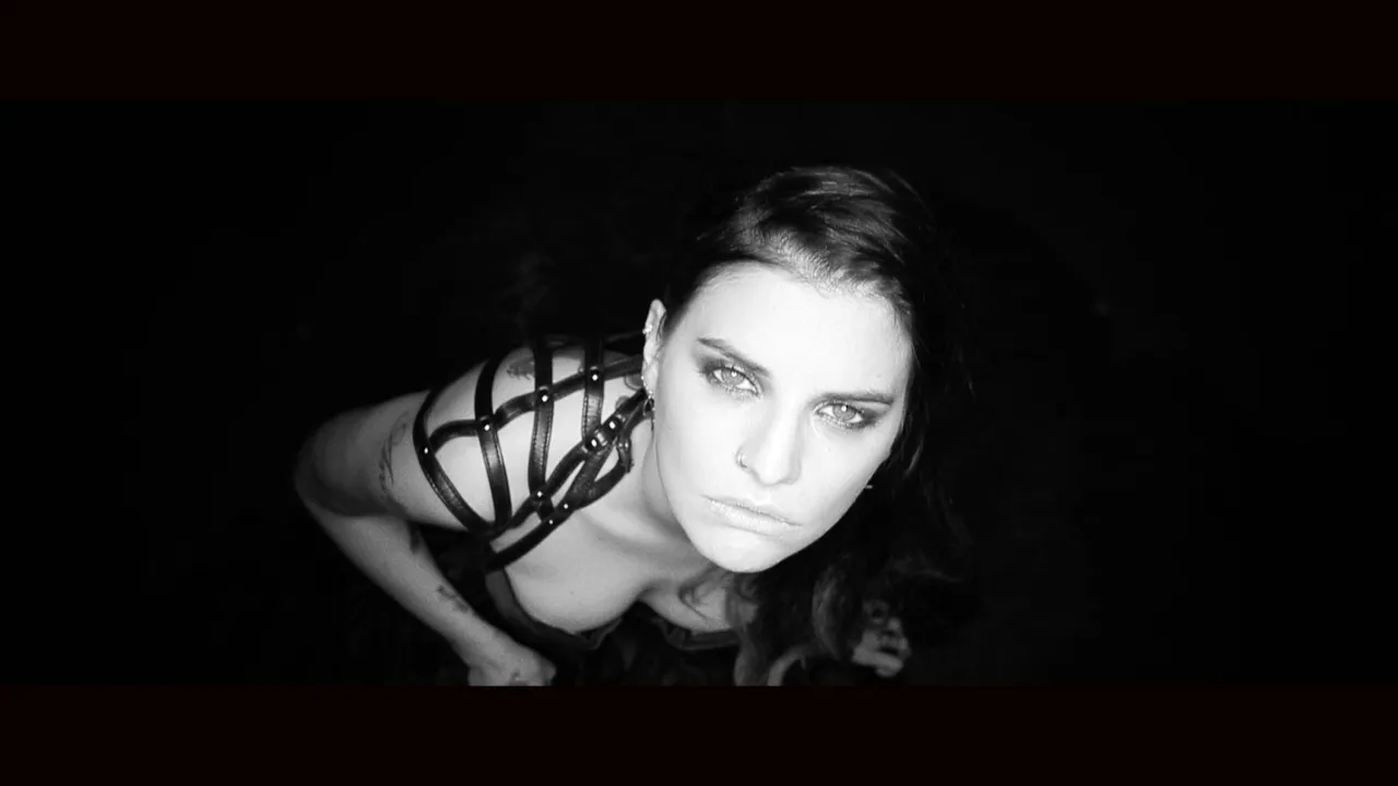 Juliet Simms - End Of The World (Official Music Video) Juliet Simms - End Of The World (Official Music Video)