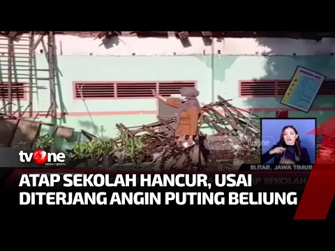 Ditiup Angin Kencang Bangunan Atap Sekolah di Blitar Rusak