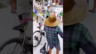 Bikes? Yes please! Let’s go 🚲 #sailingfamily #travel #boatlife #seychelles