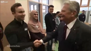 طالبة مسلمة ترفض مصافحة رئيس ألمانيا وتضعه في موقف محرج 