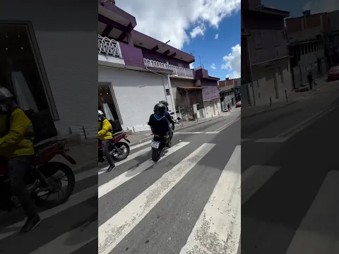 Quase caiu da garupa da moto 😂 (guigrau) # #bmw #motovlog observações diária de moto em São Paulo