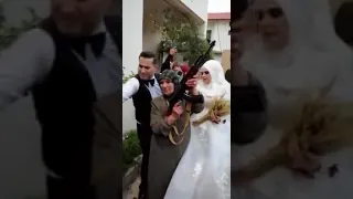 ام العروس ترمي بل كلاشنكوف الروسي في زفاف ابنتها 