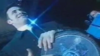 حصريــآ القيصر كاظم الساهر في فيديو مختلف يشارك الايقاعين بالفرقة بطريقة جميلة جدآ 