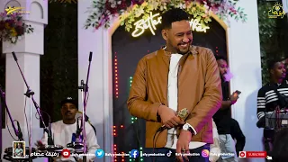 المدمر محمد دبدوب يغني لااا لااااا ليلا ليل عطور باريسية مع علي ماكس زفة خريجي جامعة السودان  المدمر محمد دبدوب يغني لااا لااااا ليلا ليل عطور باريسية مع علي ماكس زفة خريجي جامعة السودان