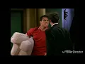 Video di Chandler and Joey fight for the couch