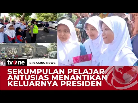 Bawa Bendera Merah Putih, Pelajar Menunggu Presiden Prabowo & Wapres Gibran
