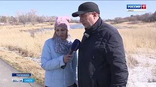 В главном парке Калачинска рушится пешеходная дорожка