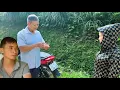 Lagu The man bought the bracelet from the woman and realized it was his son's bracelet.