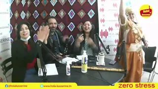 الشابة نسرين تغني ليبي وتبدع في اذاعة هولا ڨصرين 