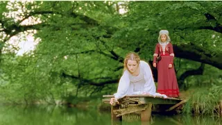 خادمة أجمل من الأميرة ومن شدة غيرتها حكمت عليها تحطها فى برميل وتدفعها فالنهر وأخدت منها أعز ما تملك  خادمة أجمل من الأميرة ومن شدة غيرتها حكمت عليها تحطها فى برميل وتدفعها فالنهر وأخدت منها أعز ما تملك