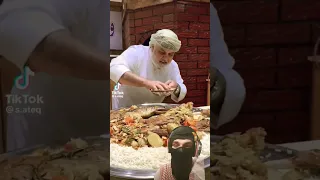 شوفو مقتدى الصدر يطبخ 