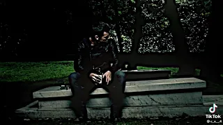 بين القبور الهادئه هناك روح احبها 