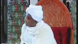 وقفوا له احتراما لانه يجيد اللغه العربية البروف عبد الله الطيب 