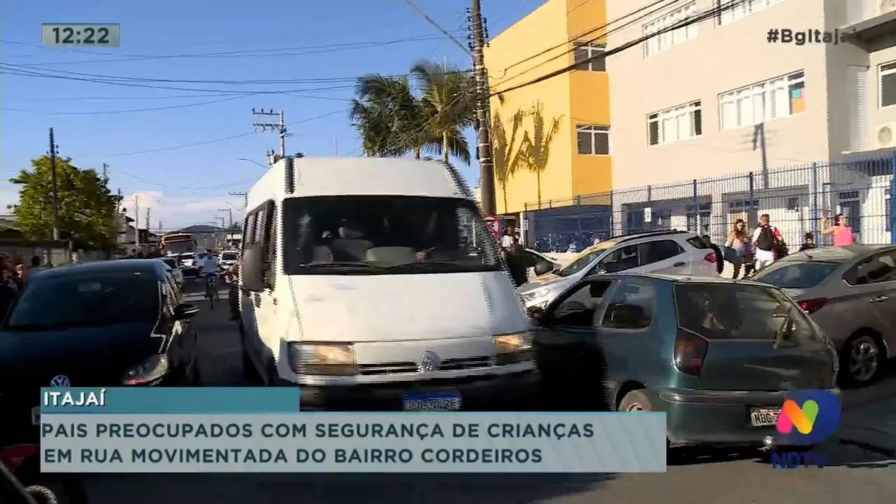 Pais preocupados com segurança de crianças em rua movimentada do bairro Cordeiros