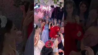 هي بتتغنج عالكل   مع العروس المدللة                دندنها