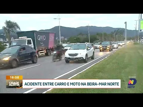 Acidente entre carro e moto complica trânsito na Beira-Mar Norte