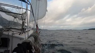 The mighty Johnstone strait LOTS OF CURRENT electric boat & Limited Range – Sailing Oka Solo –