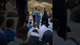 وانت تمشي بحرم الامام علي ع راح تشوف هواي من الزوار لكن راح تشوف اكو زائر لغة مختلفة وهي لغة الاشارة 