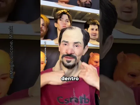 La máscara copia la cara del director