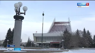 В Омске начали монтировать главную городскую ёлку