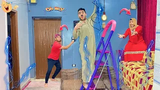 لما ابوك يجي يصلح الكهرباء في البيت وخوك الصغير يكهربوا عمر نصر 