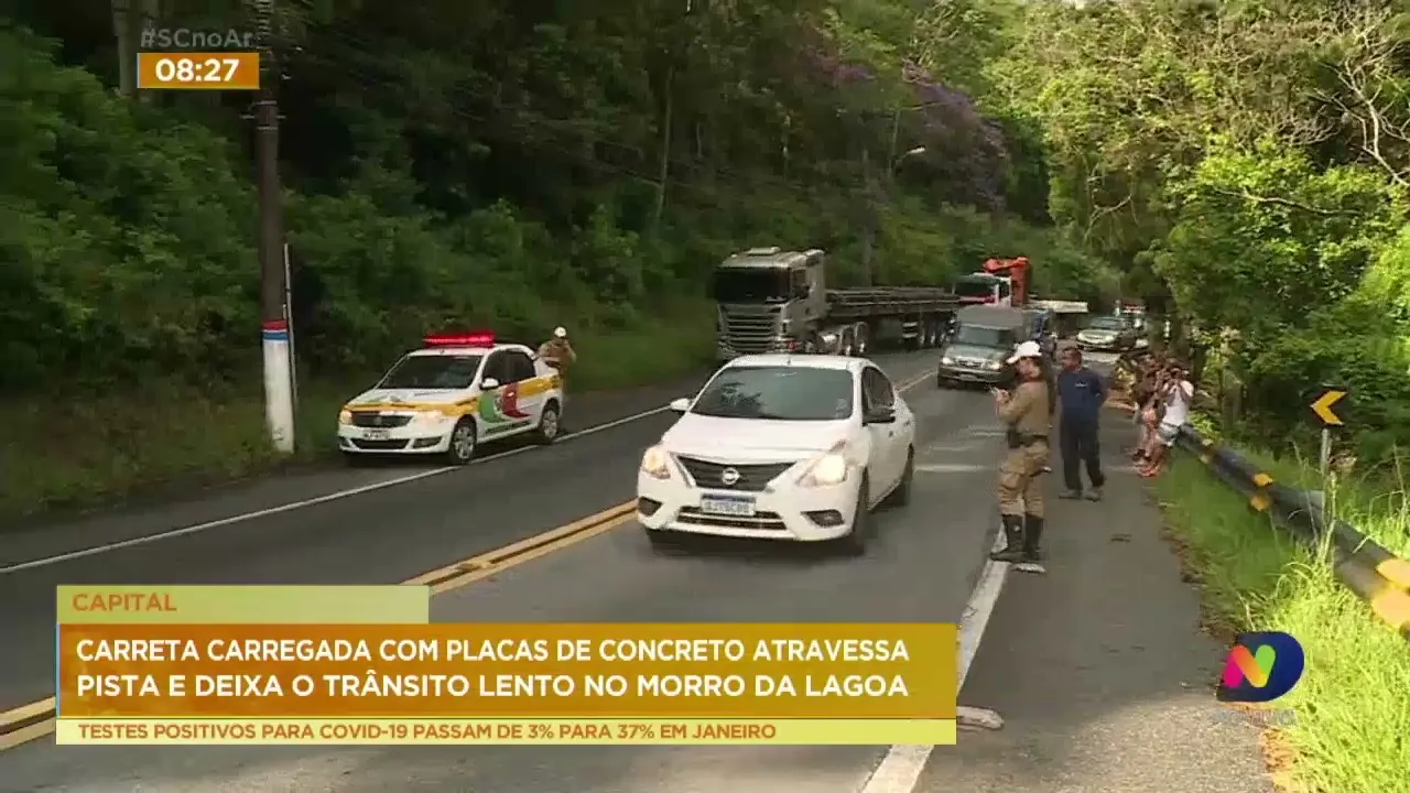Carreta com placas de concreto atravessa pista e deixa o trânsito lento no Morro da Lagoa