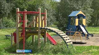 Жители сразу нескольких домов на улице Мамина-Сибиряка в Омске жалуются на состояние каруселей, горок и качелей