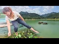 Download Lagu The girl cares for the new fish and moves the floating house on the water.