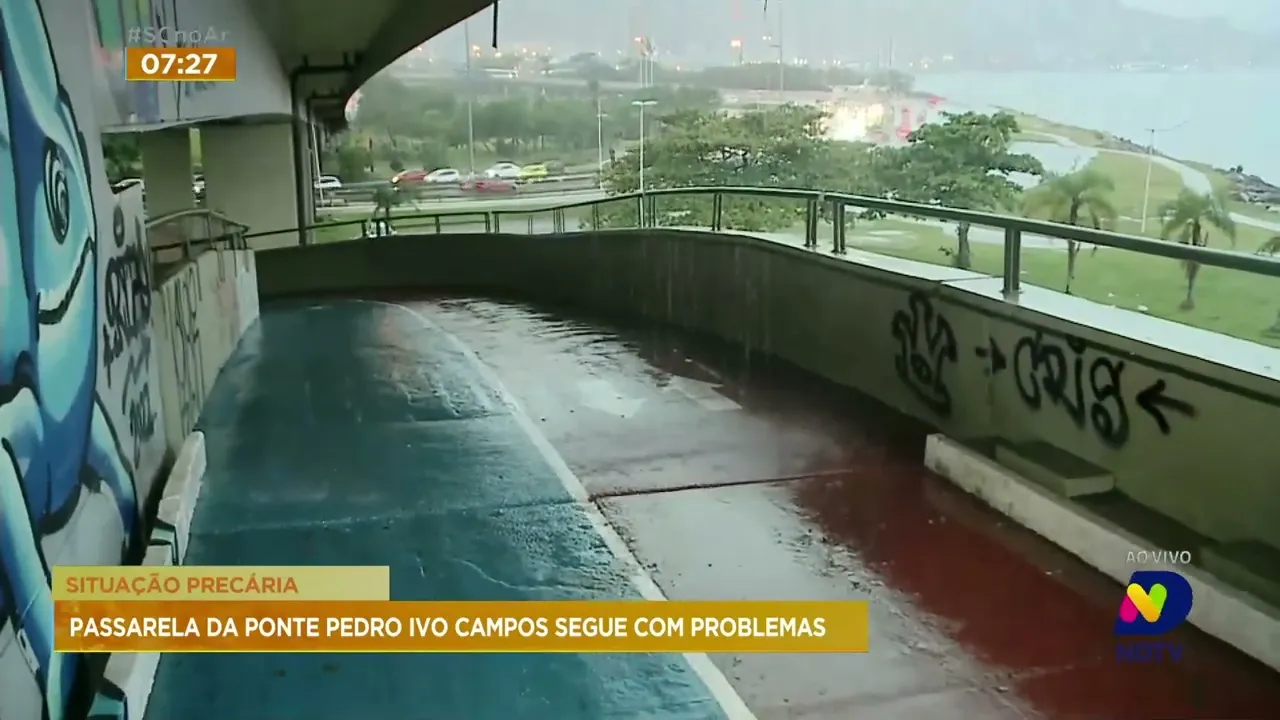 Passarela da ponte Pedro Ivo Campos, em Florianópolis, continua sendo alvo de vandalismo